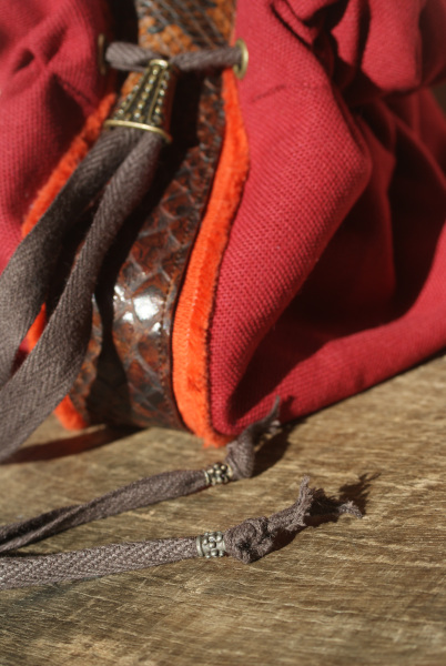 Aumonière Serpent - Huiles essentielles - L'Aubépine Aumonière Serpent - Huiles essentielles - L'Aubépine